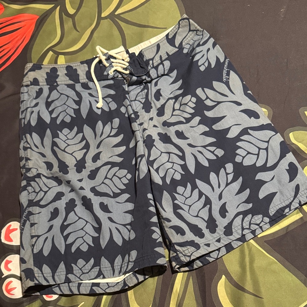 Manuhealii Dark Blue Leaf Print Men's Shorts